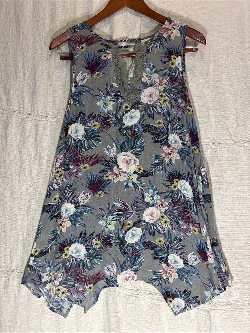 Daytrip Buckle Floral Lace Accent Tank Top Tunic Handkerchief Hem EUC Size L